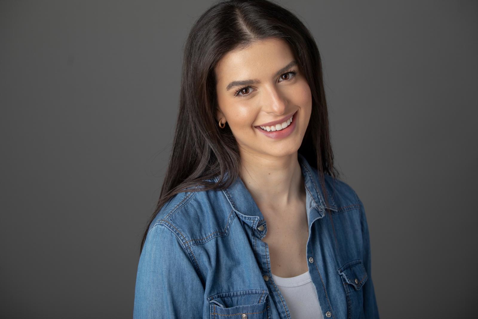 Lara Ferry — Headshot 1