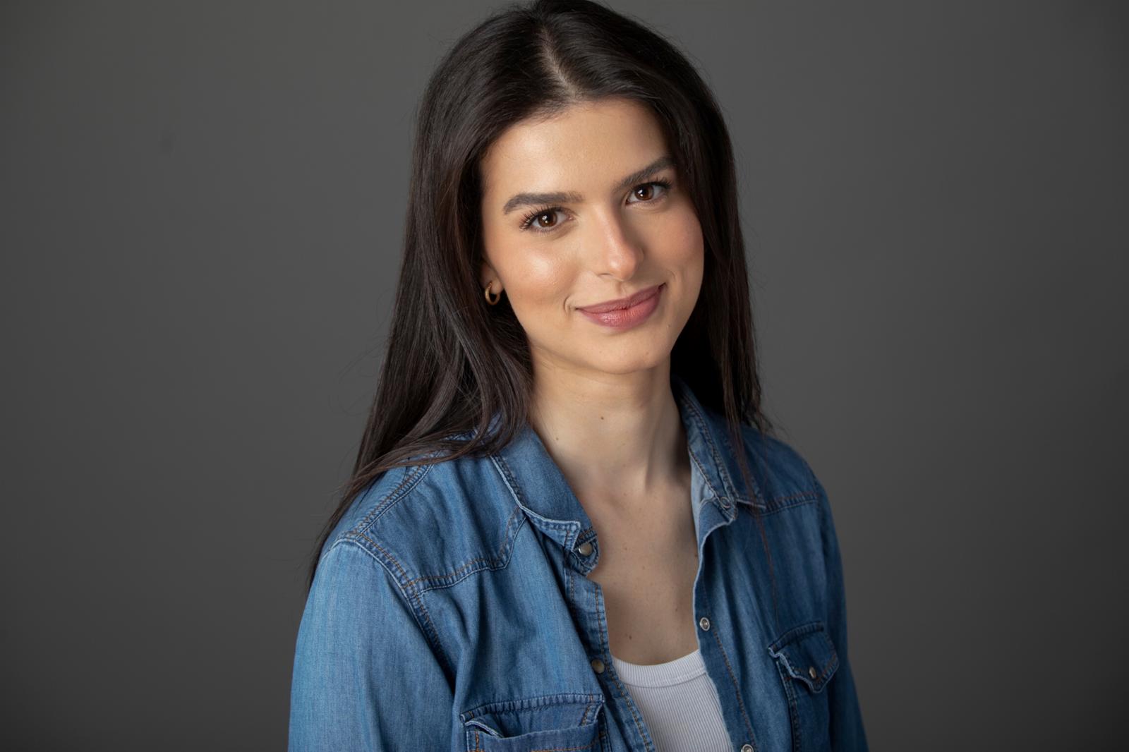 Lara Ferry — Headshot 2