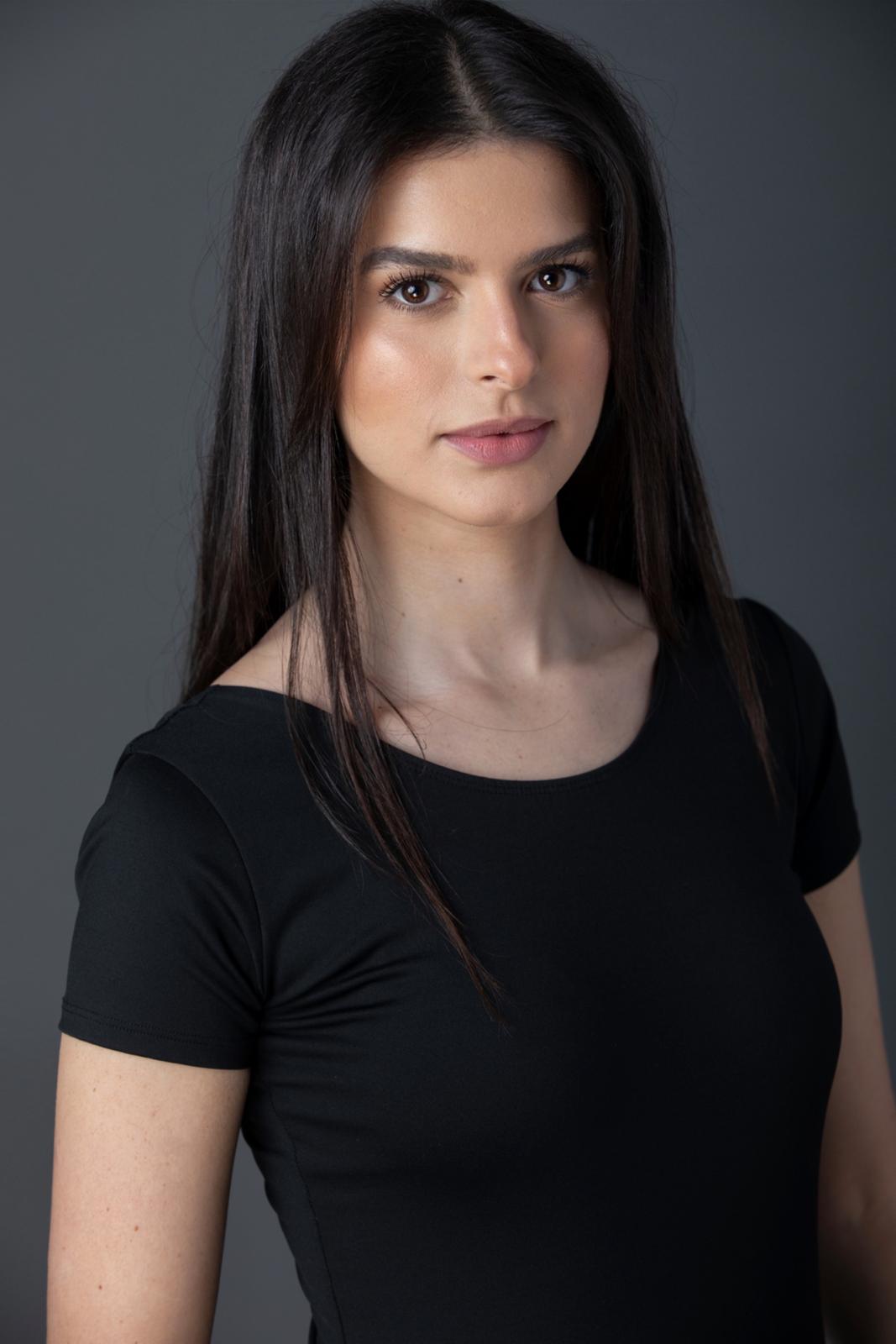 Lara Ferry — Headshot 3