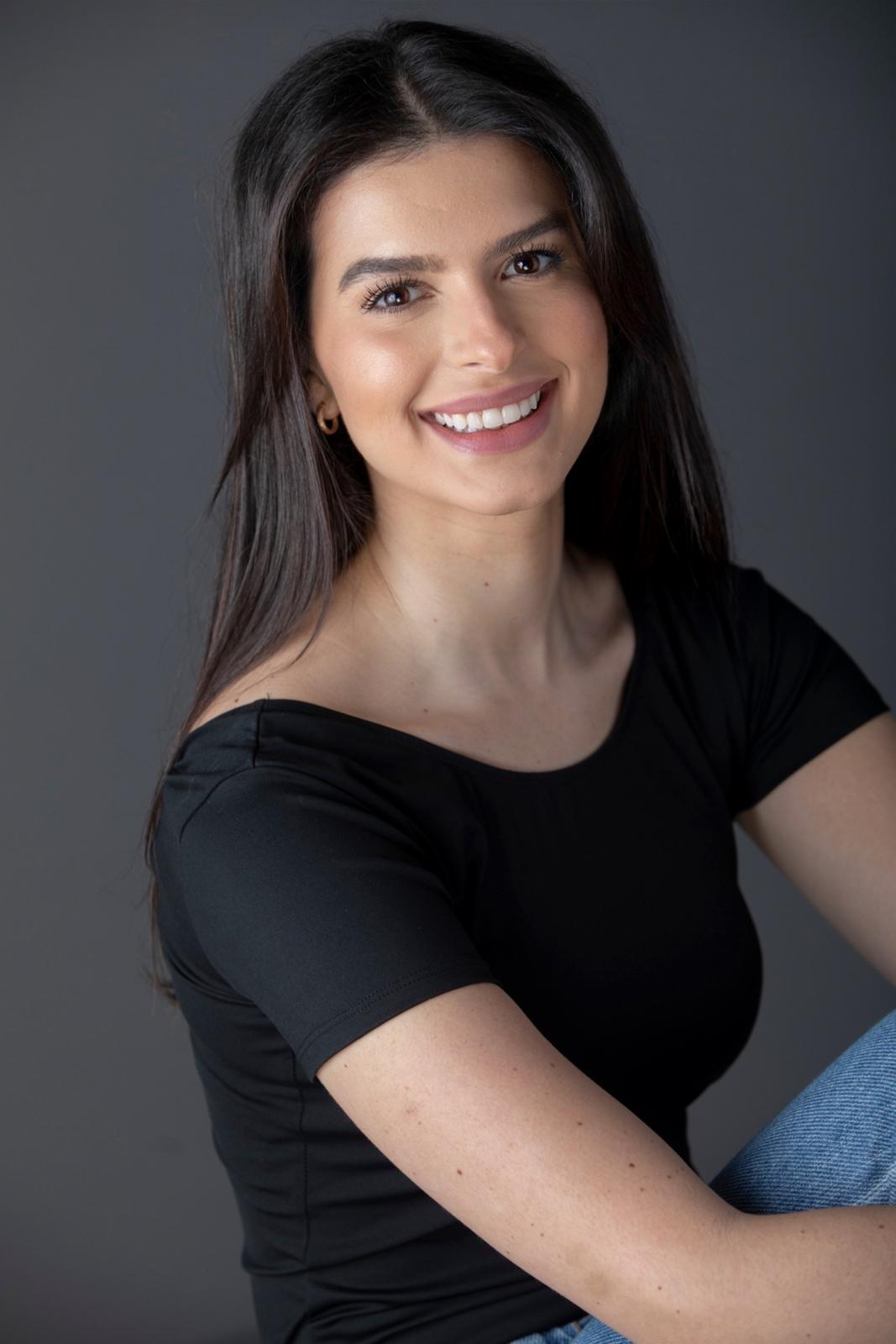 Lara Ferry — Headshot 4