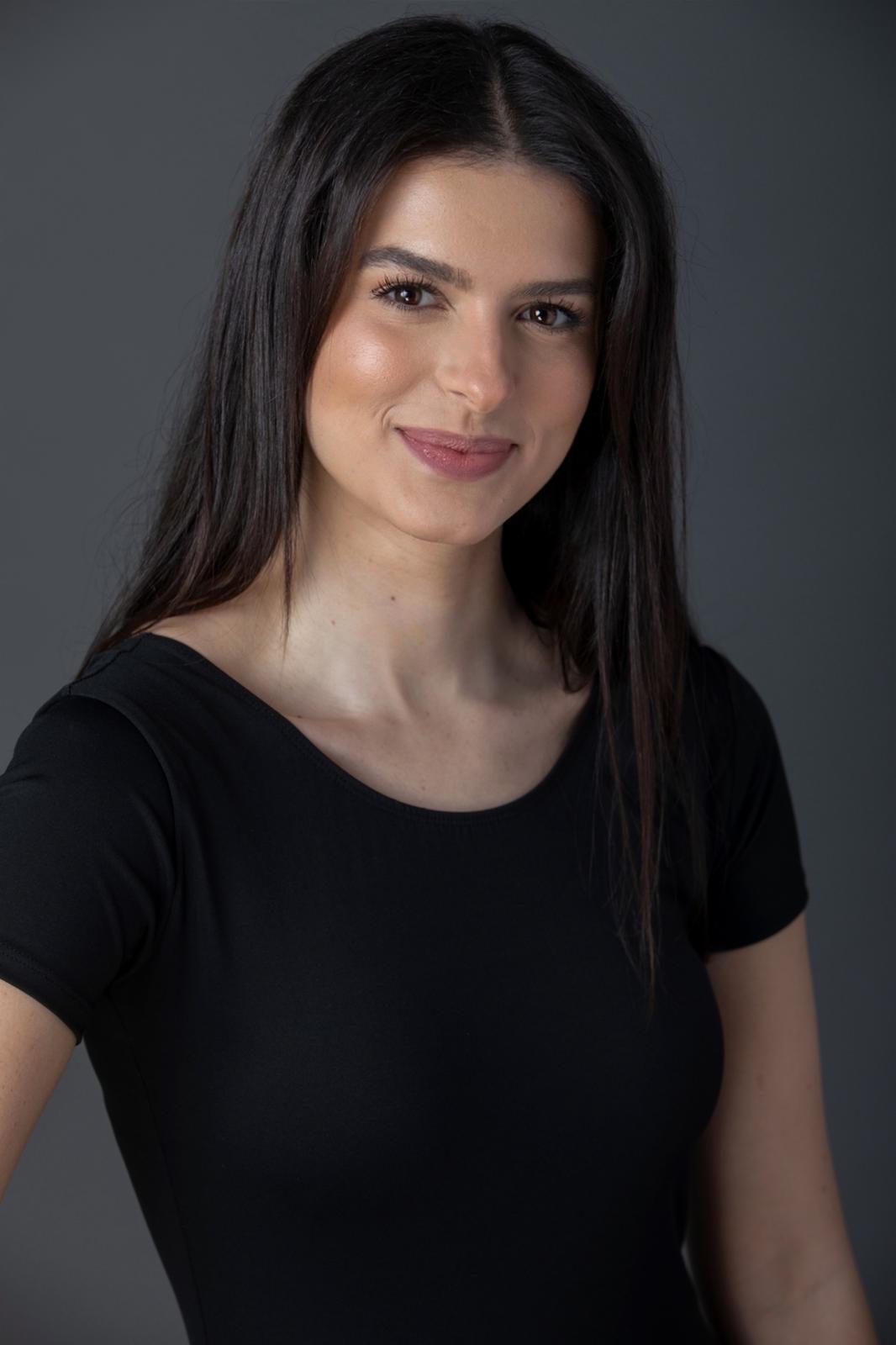 Lara Ferry — Headshot 5